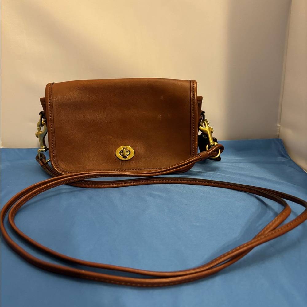 Vintage Coach purse leather with brass hardware classic turn lock closure